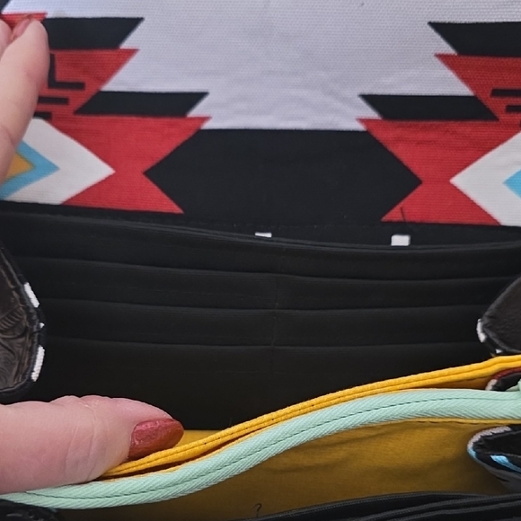 Chic Black Embossed Floral Clutch - Picture 4 of 7